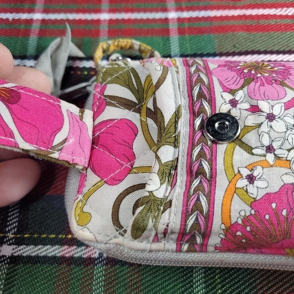Vera Bradley Viva La Vera Floral All In One Wristlet Womens OS Pink Good Quilted